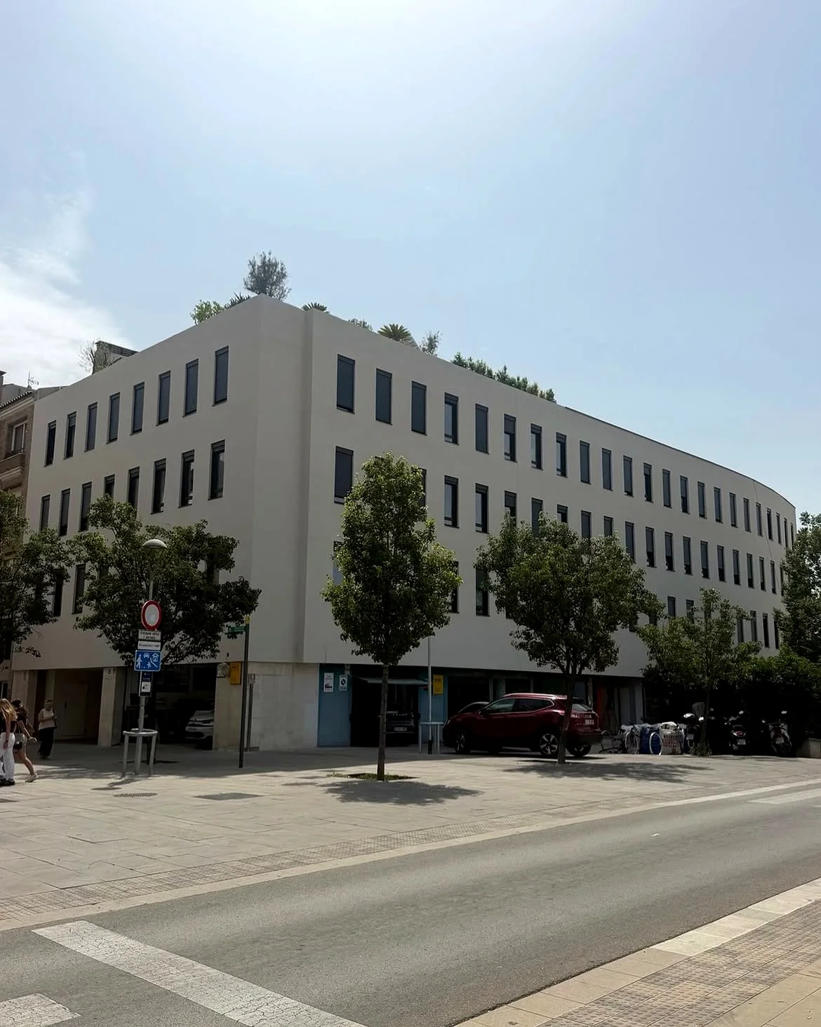 Fachada de edificio comercial realizada por ALFA
