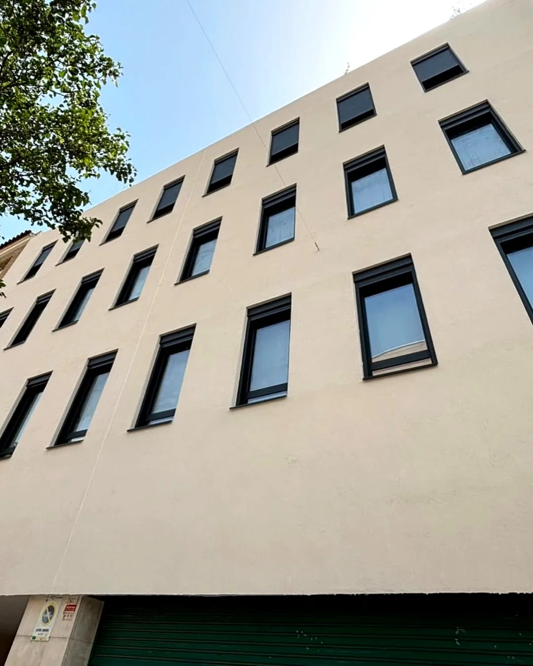 Fachada con grandes ventanales de aluminio