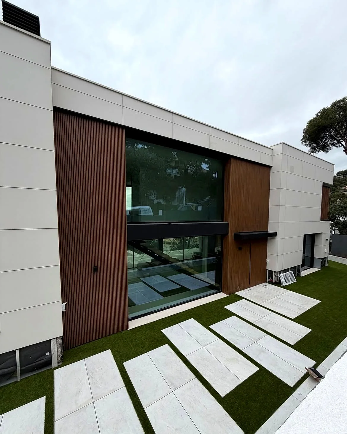 Vivienda moderna con fachada y grandes cerramientos acristalados