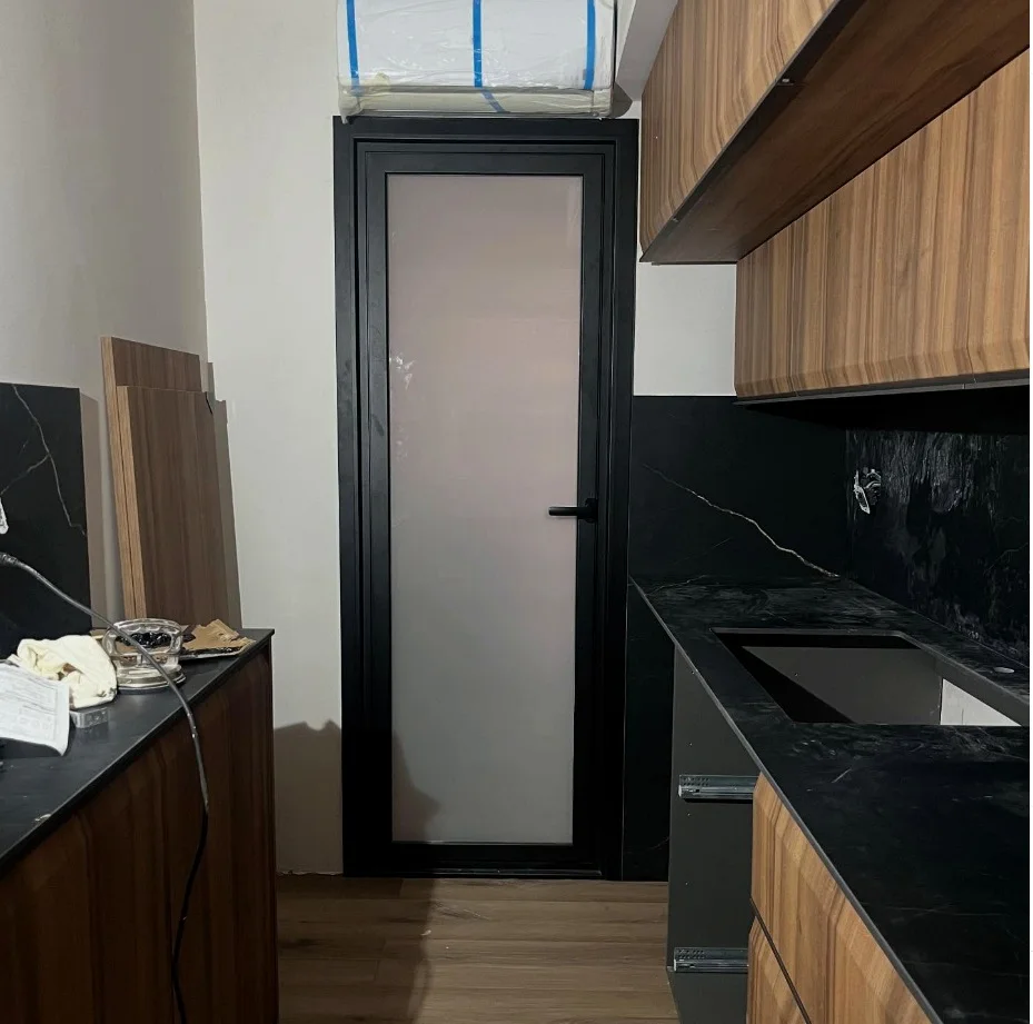 Puerta interior de vidrio junto a una cocina
